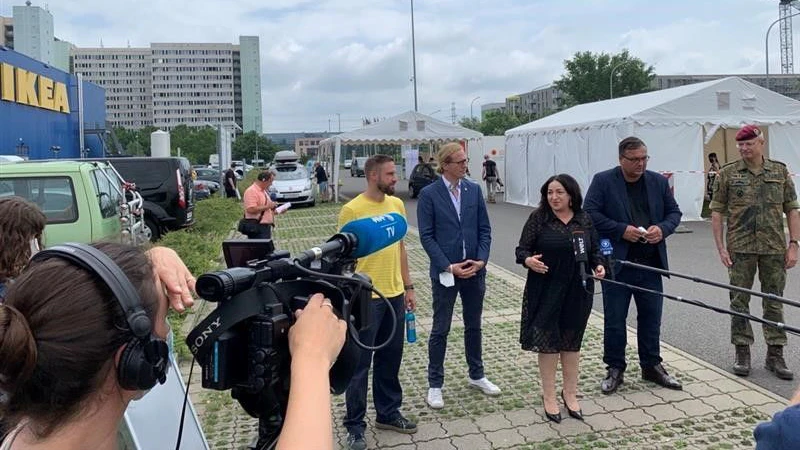 Berlins Gesundheitssenatorin Kalayci äußert sich am Drive-in-Impfzentrum.&nbsp;