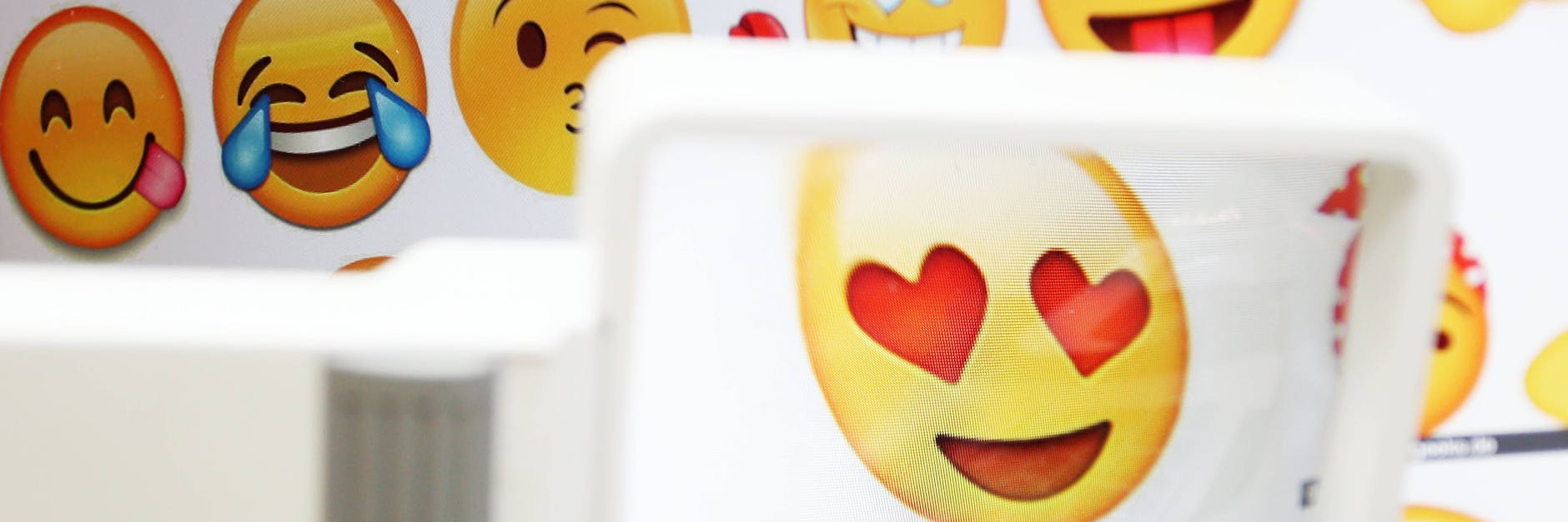 Viele Menschen benutzen Emojis - aber ihre echte Bedeutung kennen nur wenige.