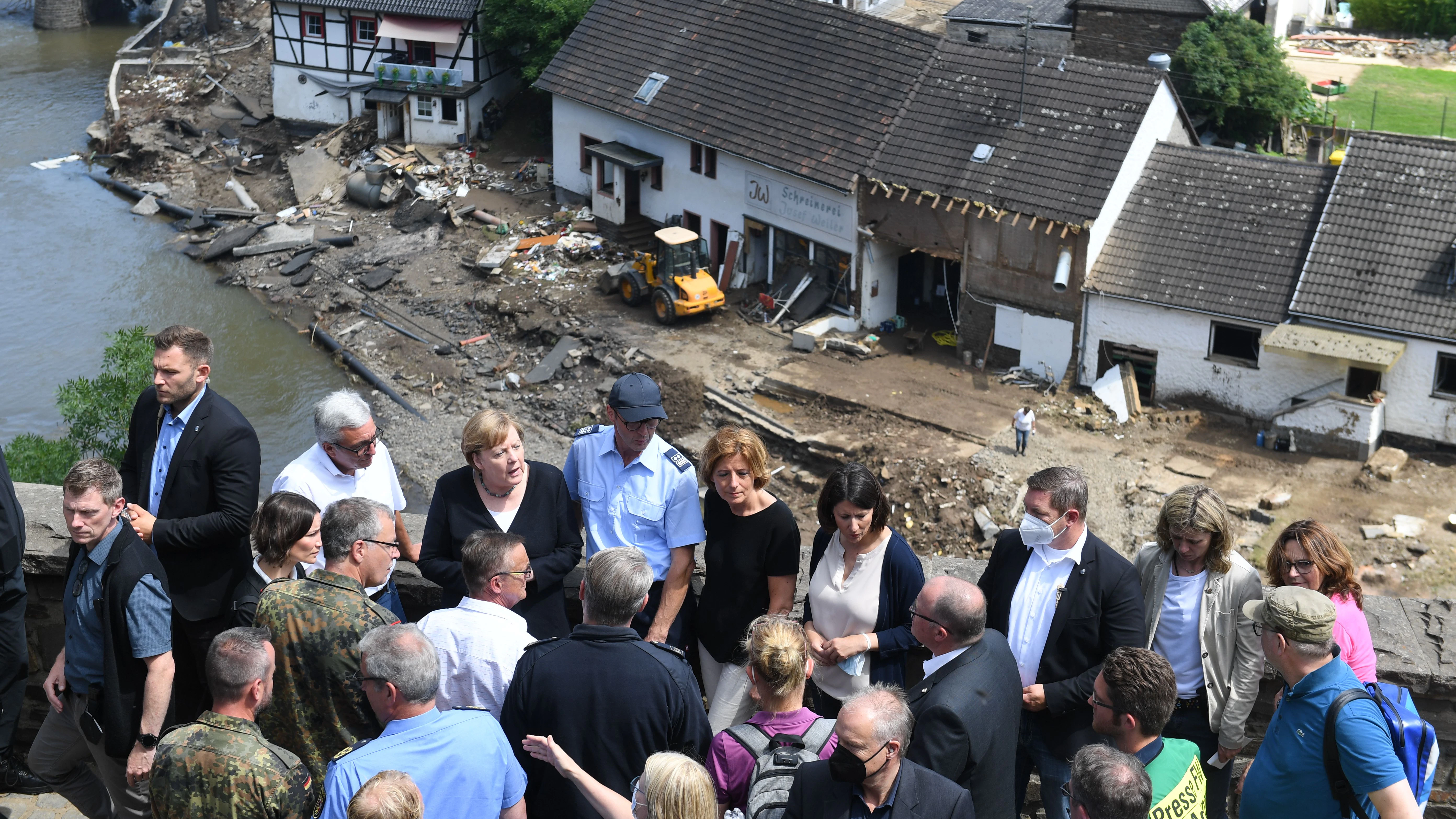 Bundeskanzlerin Angela Merkel (3.v.l.) und Ministerpräsidentin Malu Dreyer (5.v.l.) sind im besonders schwer betroffenen Ort Schuld in Rheinland-Pfalz eingetroffen.