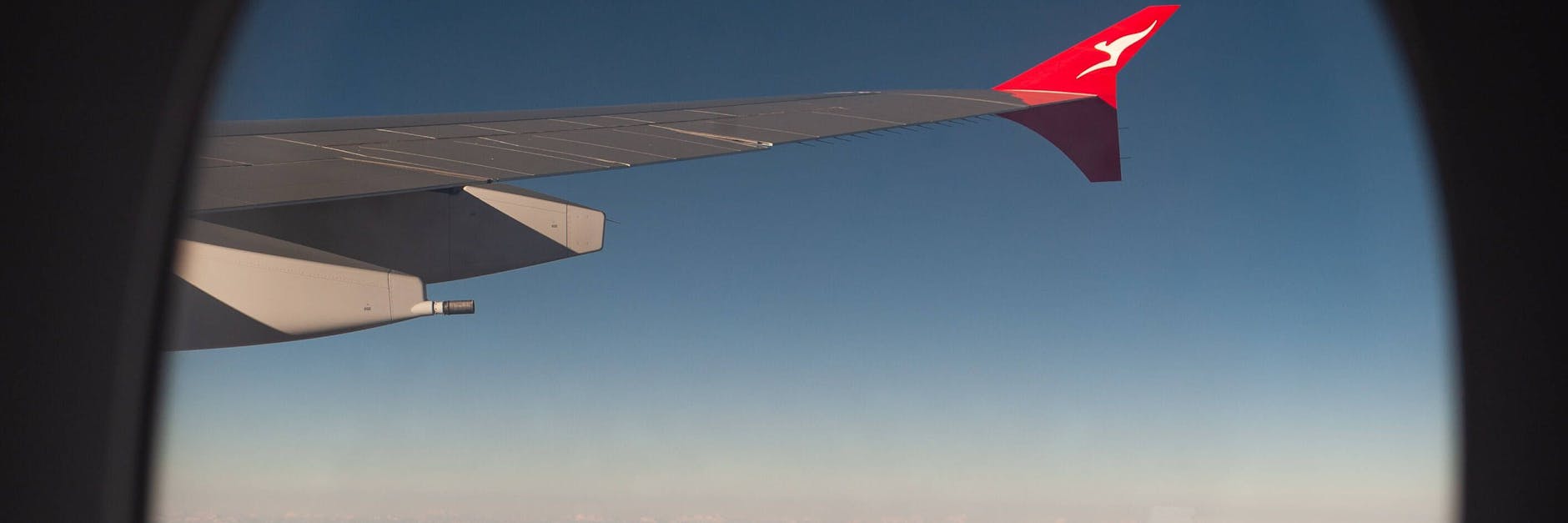 Blick aus einem Flugzeugfenster während eines Interkontinentalflugs. 