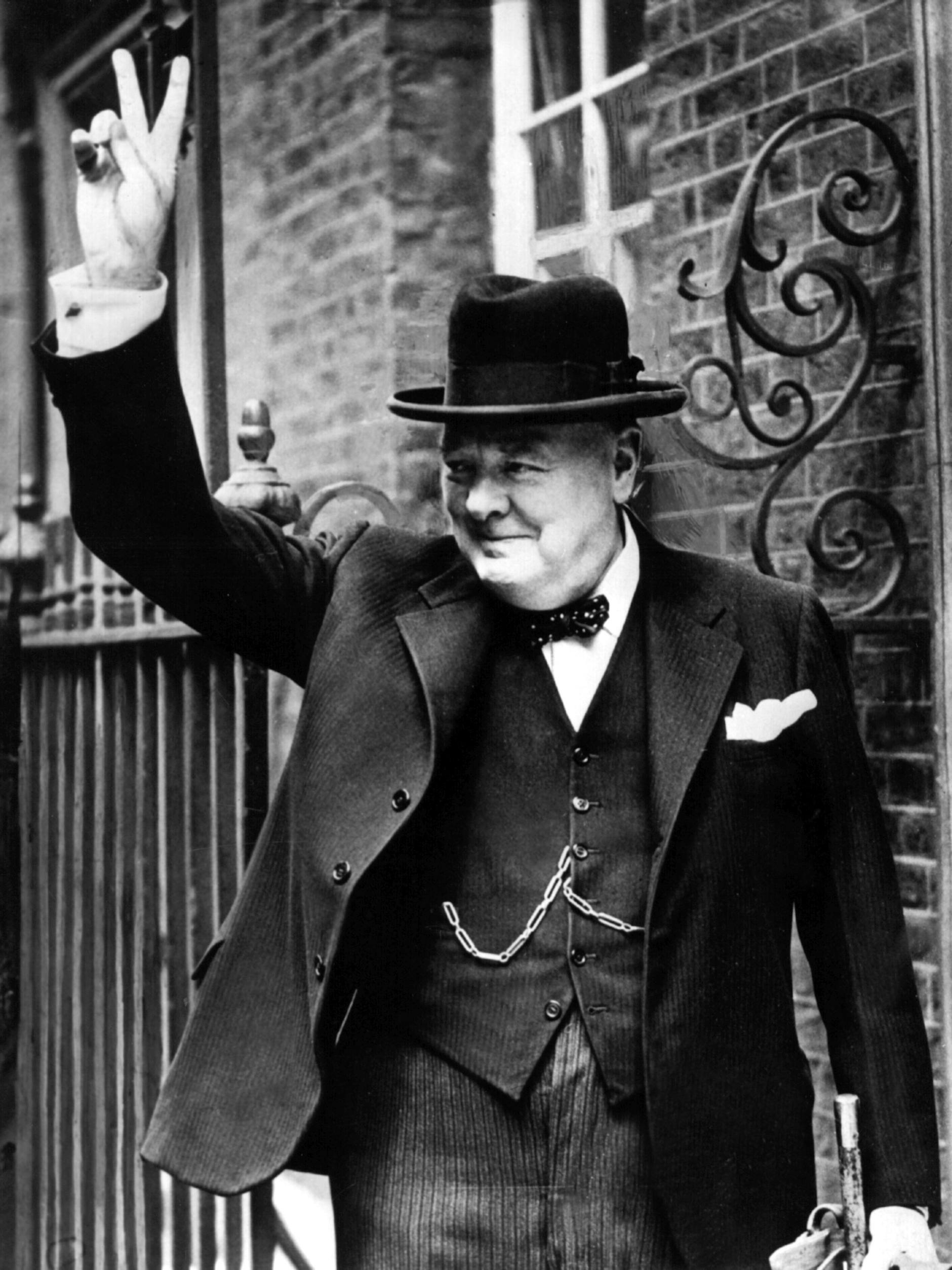Der britische Premierminister Winston Churchill zeigt im Kriegsjahr 1943 vor Downing Street No 10 in London das für ihn typische Victory-Zeichen.