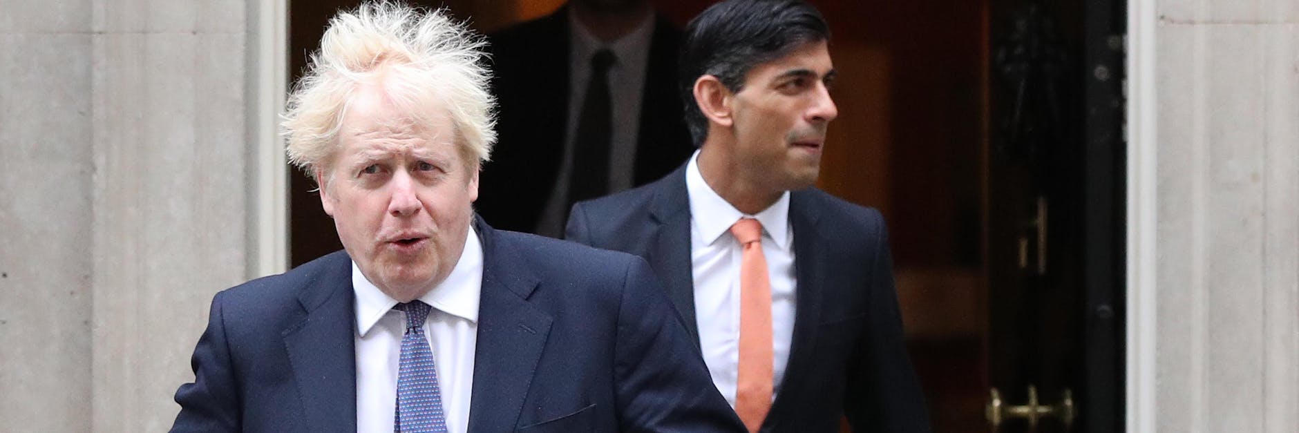 Für Premierminister Boris Johnson (l.) wie auch Finanzminister Rishi Sunak (r.) fällt der Tag der Freiheit ins Wasser.