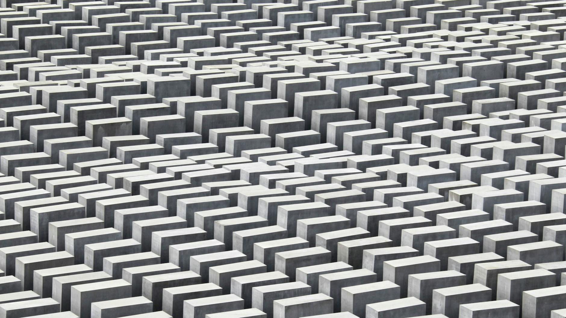 Das Denkmal für die ermordeten Juden Europas in Berlin besteht aus 2711 Betonquadern.