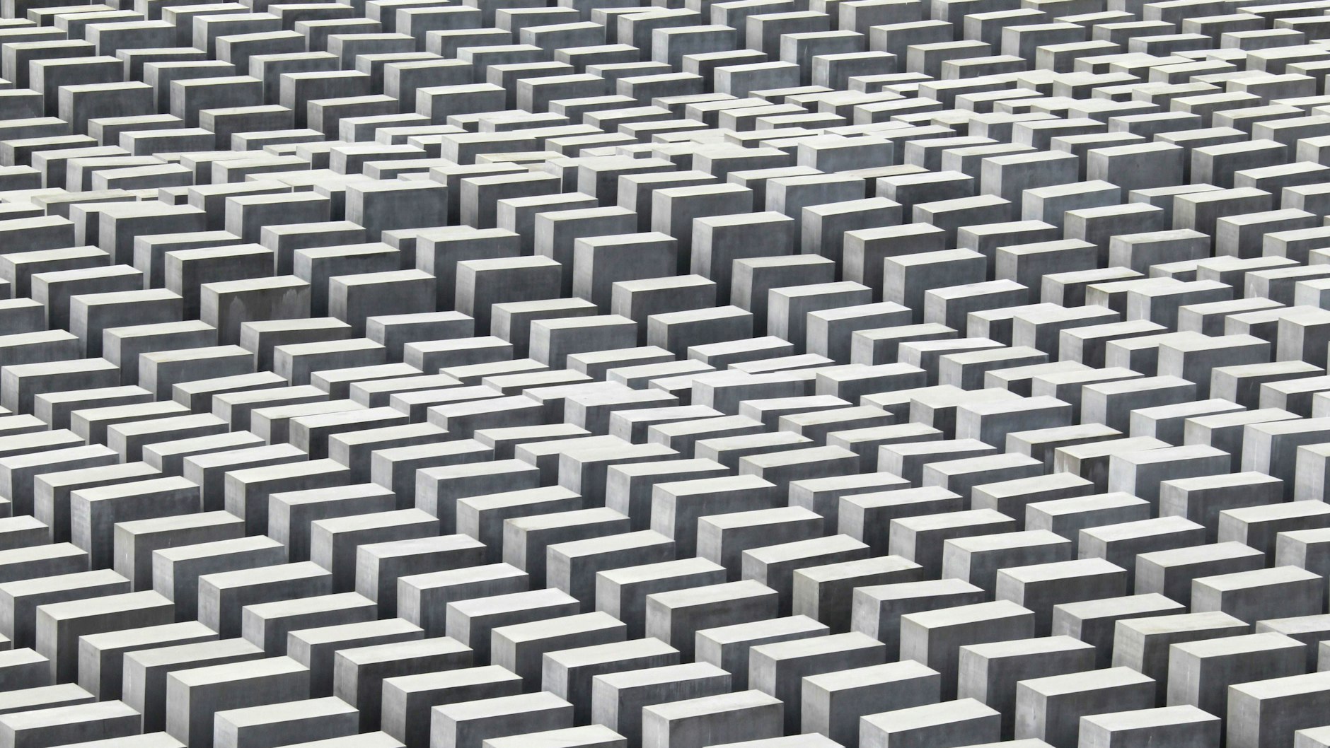 Das Denkmal für die ermordeten Juden Europas in Berlin besteht aus 2711 Betonquadern.