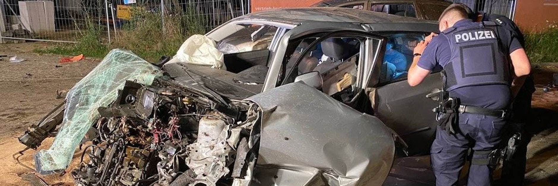 Der Mazda-3 ist völlig zerstört. Der Fahrer verunfallte in Schönefeld – offenbar, weil er zu schnell unterwegs war.