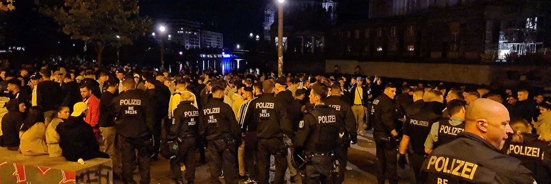 Ein Großaufgebot der Berliner Polizei räumt den James-Simon-Park in Berlin-Mitte (Archivbild). In der Grünanlage finden regelmäßig illegale Partys statt.
