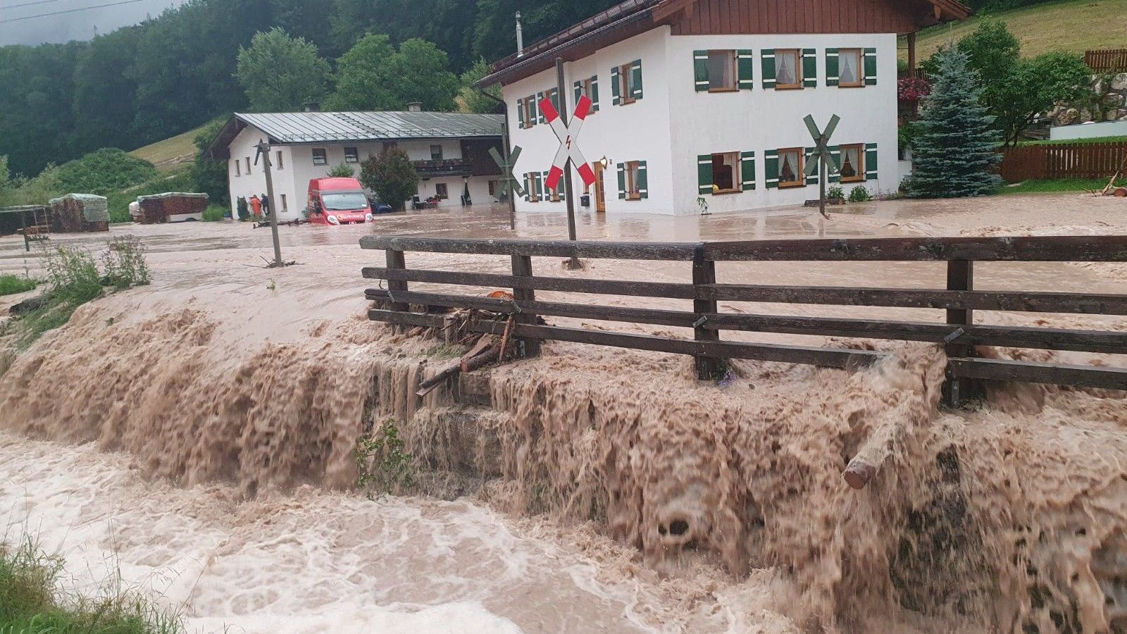 Der Landkreis Berchtesgadener Land hat nach starkem Regen wegen Hochwassers den Katastrophenfall ausgerufen.