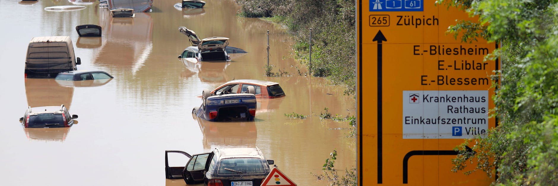 Überflutete Bundesstraße in Erftstadt-Liblar: Die kommende Woche startet in vielen Teilen Deutschlands zunächst trocken, doch neue Unwetter sind angekündigt.