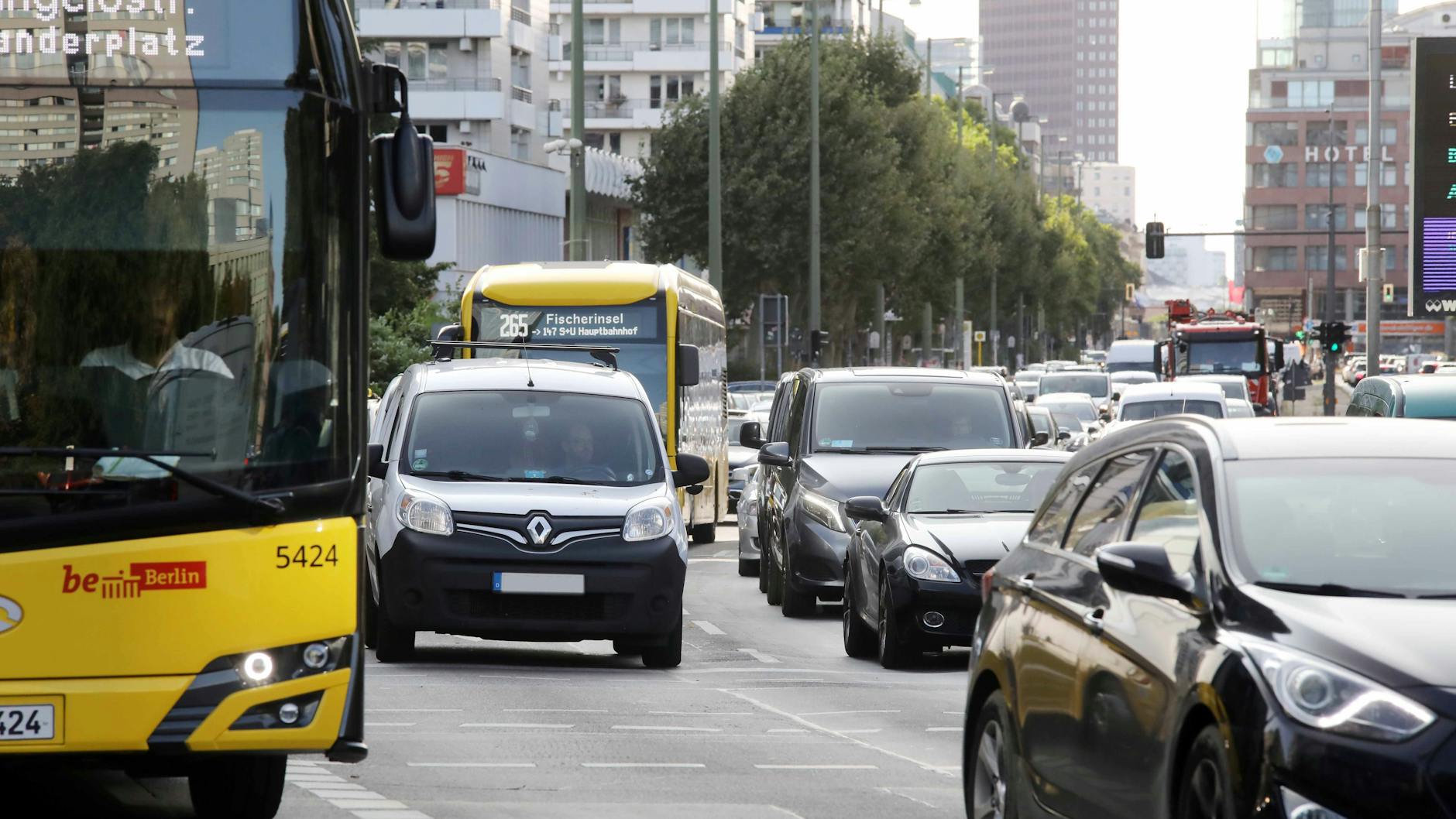 Die heutige Leipziger Straße entstand, als auch in der DDR eine autogerechte Stadt geplant wurde. Heute ist sie eine breite, laute Verkehrsschneise mit jeweils rund 14 Meter breiten Fahrbahnen.
