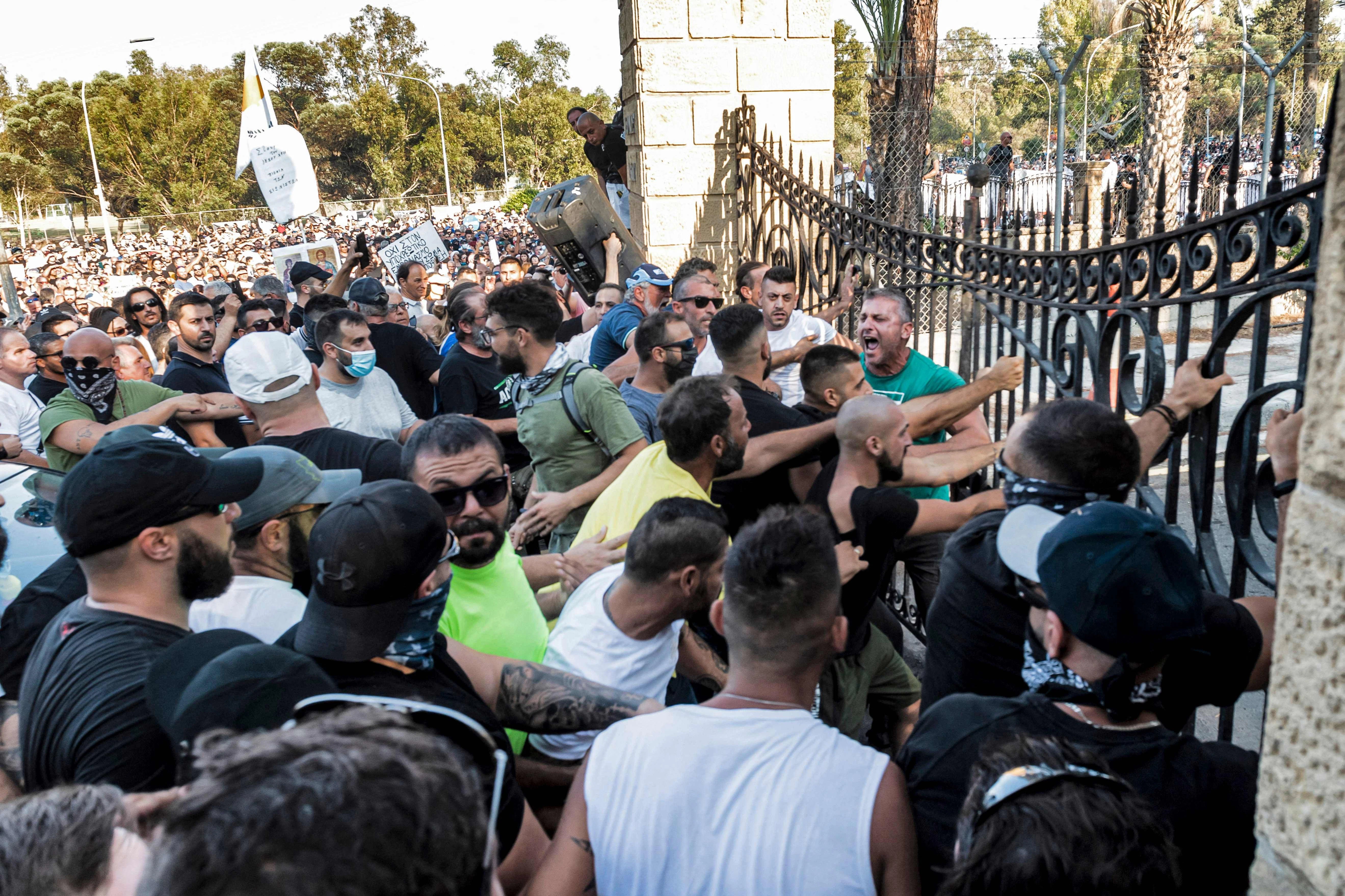 Demonstranten versammeln sich vor dem Tor zum Präsidentenpalast in Zyperns Hauptstadt Nikosia (18.7.2021).