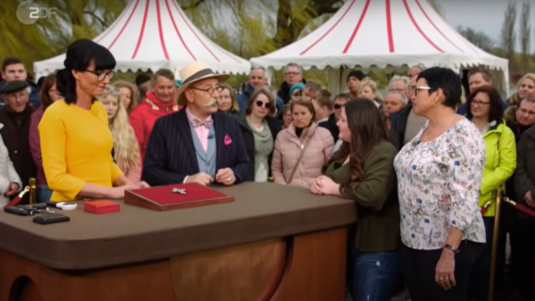 Bei der Expertise: „Bares für Rares“-Expertin Heide Rezepa-Zabel, Moderator Horst Lichter und die Kandidatinnen Cosima Birk und Tochter Stephanie Huber .