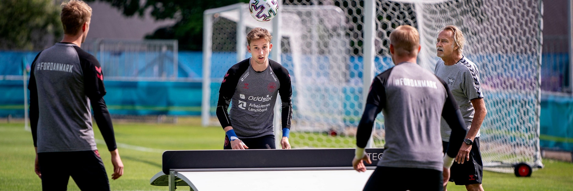 Frederik Rönnow (2.v.l.) trainiert bei der EM mit seinen dänischen Torwart-Kollegen&nbsp;Jonas Lössl und Kasper Schmeichel (r.).