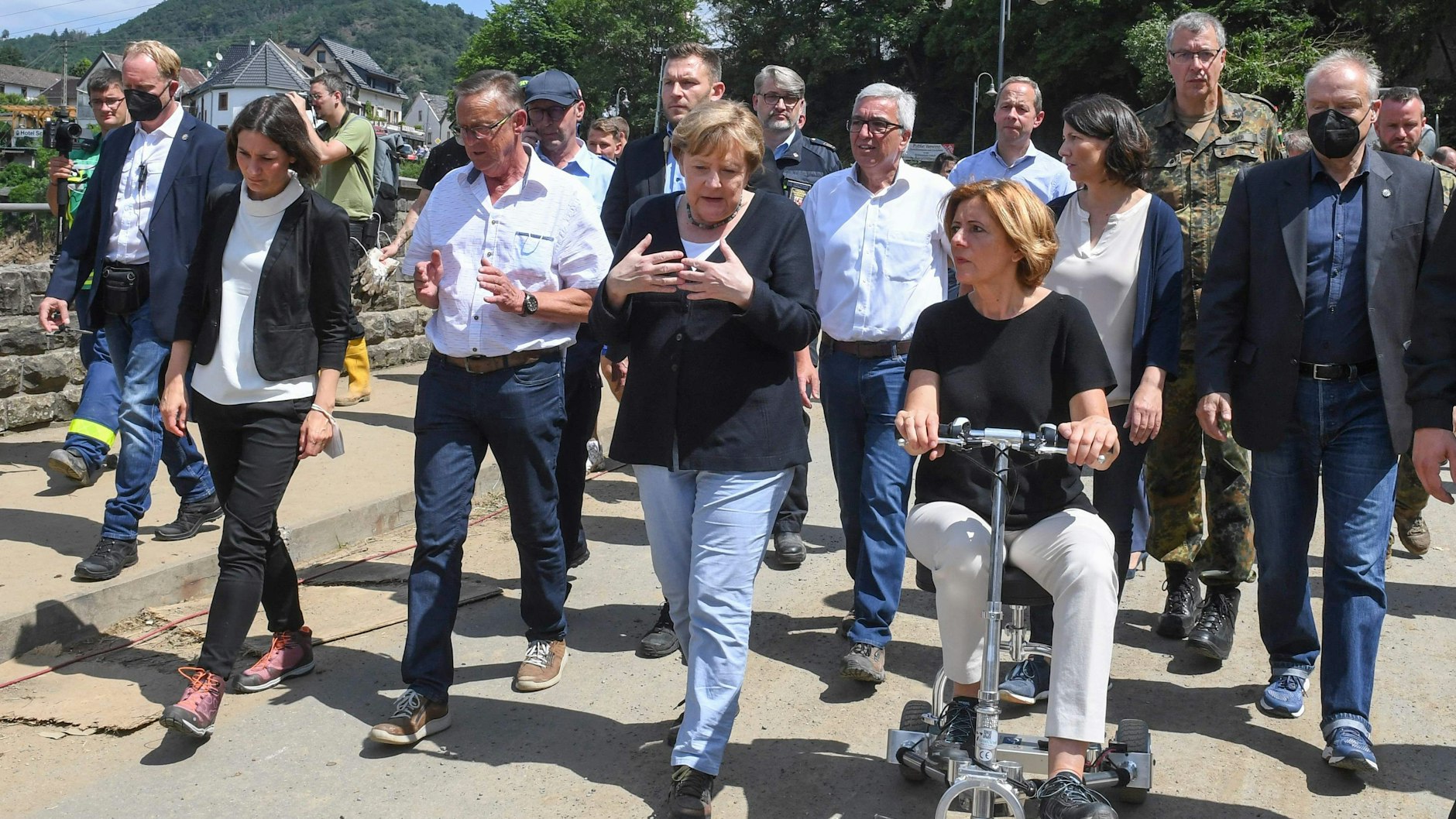 Die an Multipler Sklerose erkrankte Malu Dreyer (SPD) behalf sich beim Besuch mit einer Gehhilfe.