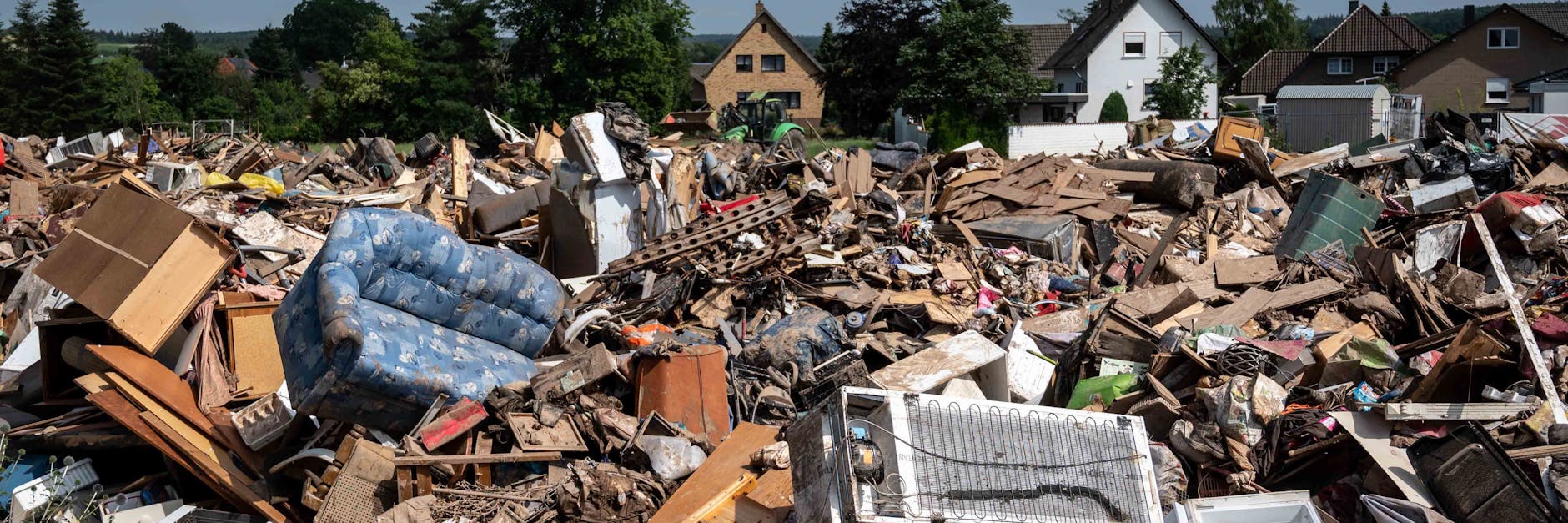 Zerstörtes Mobiliar liegt auf einem Feld außerhalb des Ortsteils Arloff bei Bad Münstereifel.
