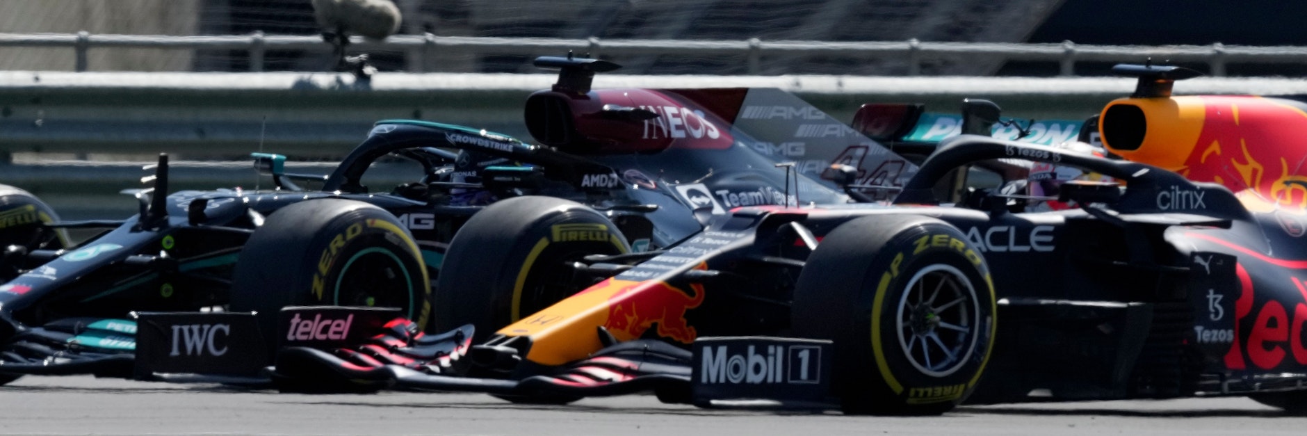 Gleich knallt's: Lewis Hamilton (l.) und Max Verstappen Rad an Rad unmittelbar nach dem Start des Großbritannien-GP.