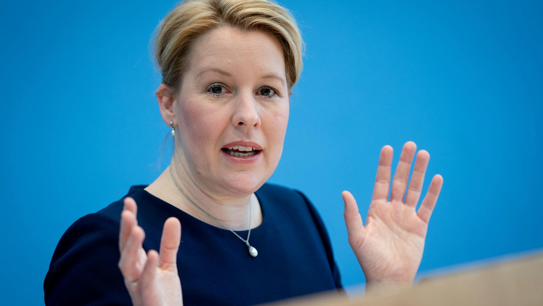Berlins SPD-Vorsitzende Franziska Giffey (SPD) will in der Corona-Politik einen neuen Weg einschlagen, damit die Gesellschaft lernt, mit dem Virus zu leben. 