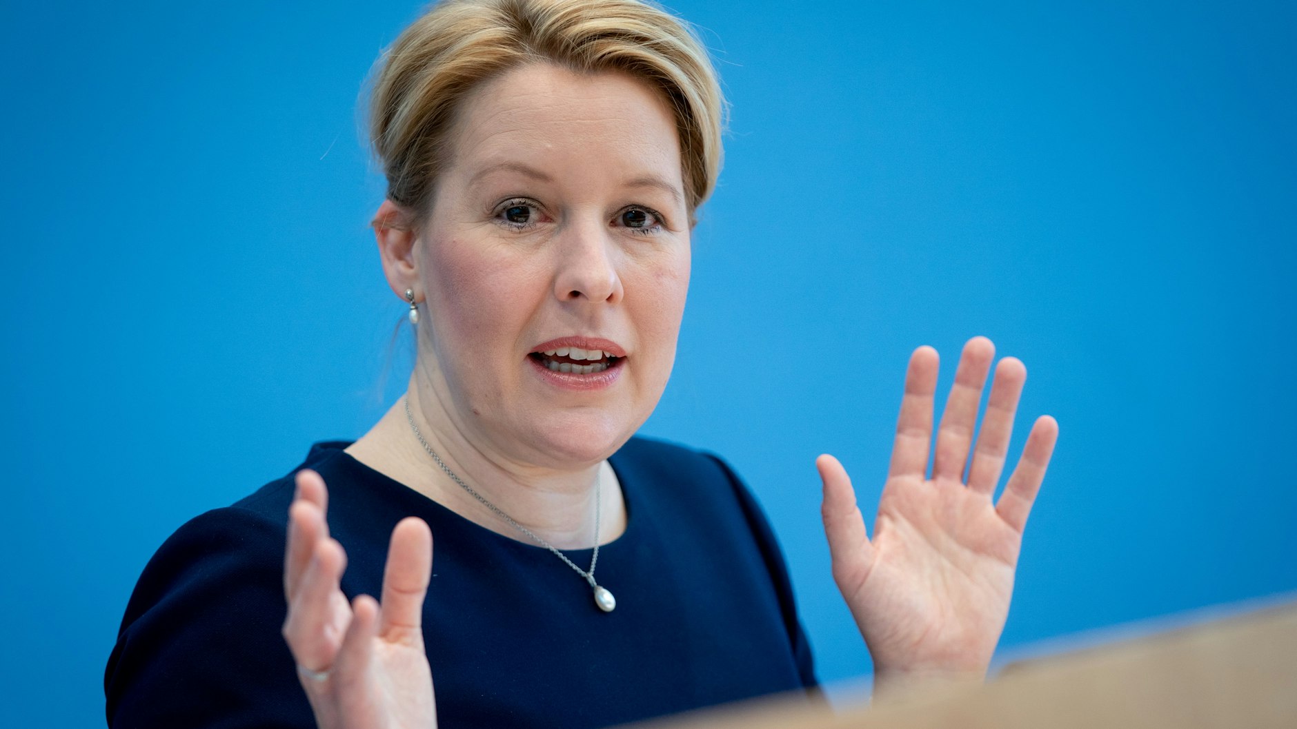 Berlins SPD-Vorsitzende Franziska Giffey (SPD) will in der Corona-Politik einen neuen Weg einschlagen, damit die Gesellschaft lernt, mit dem Virus zu leben.&nbsp;