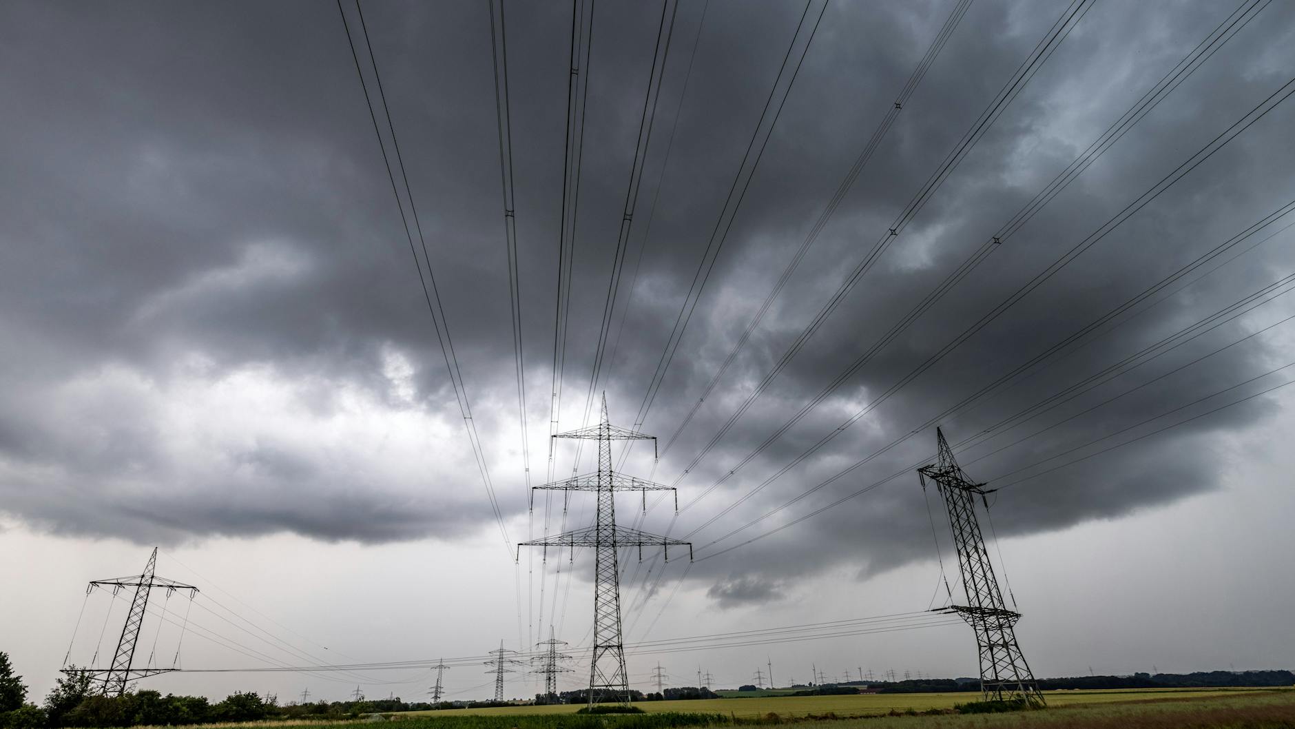 Ende Juli könnten neue Unwetter über den Süden Deutschlands heraufziehen, sagen Wetter-Experten. Auch im Osten könnte es regnerisch werden.