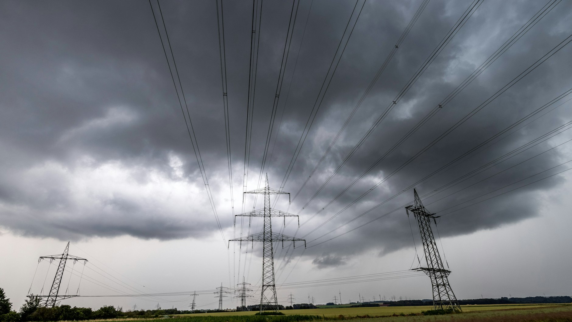 Ende Juli könnten neue Unwetter über den Süden Deutschlands heraufziehen, sagen Wetter-Experten. Auch im Osten könnte es regnerisch werden.