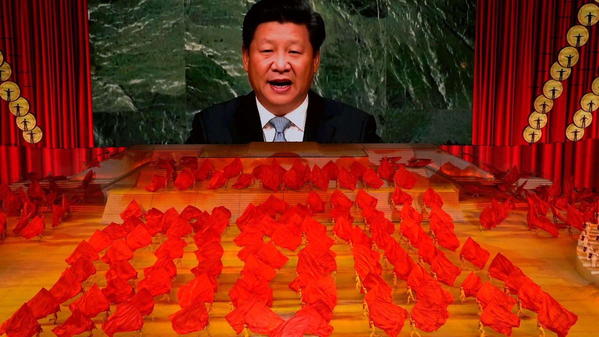 Chinas Präsident Xi Jinping auf einer Leinwand