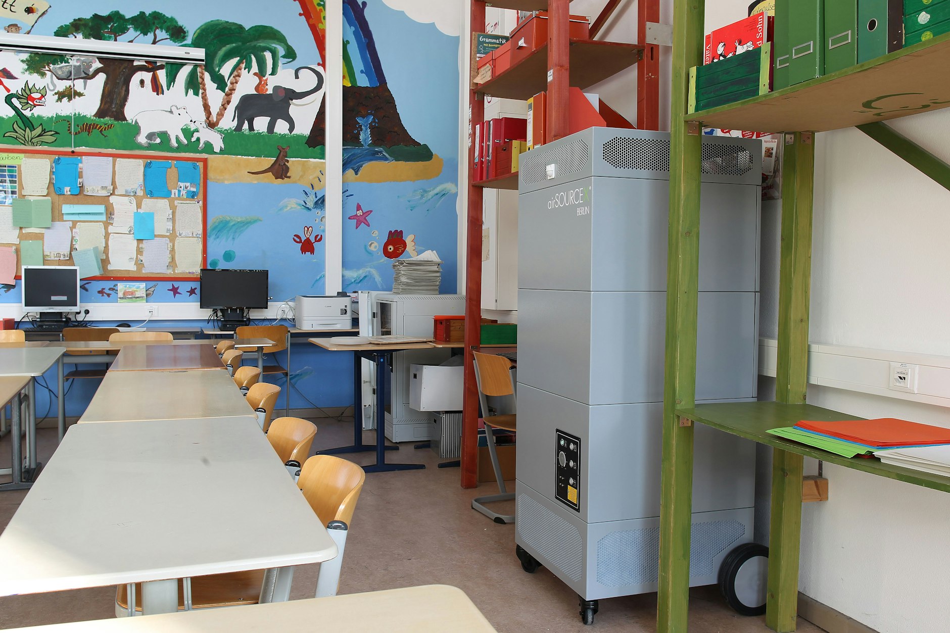 Ein Luftfilter steht in einem Klassenraum der Spandauer Carlo-Schmid-Oberschule.