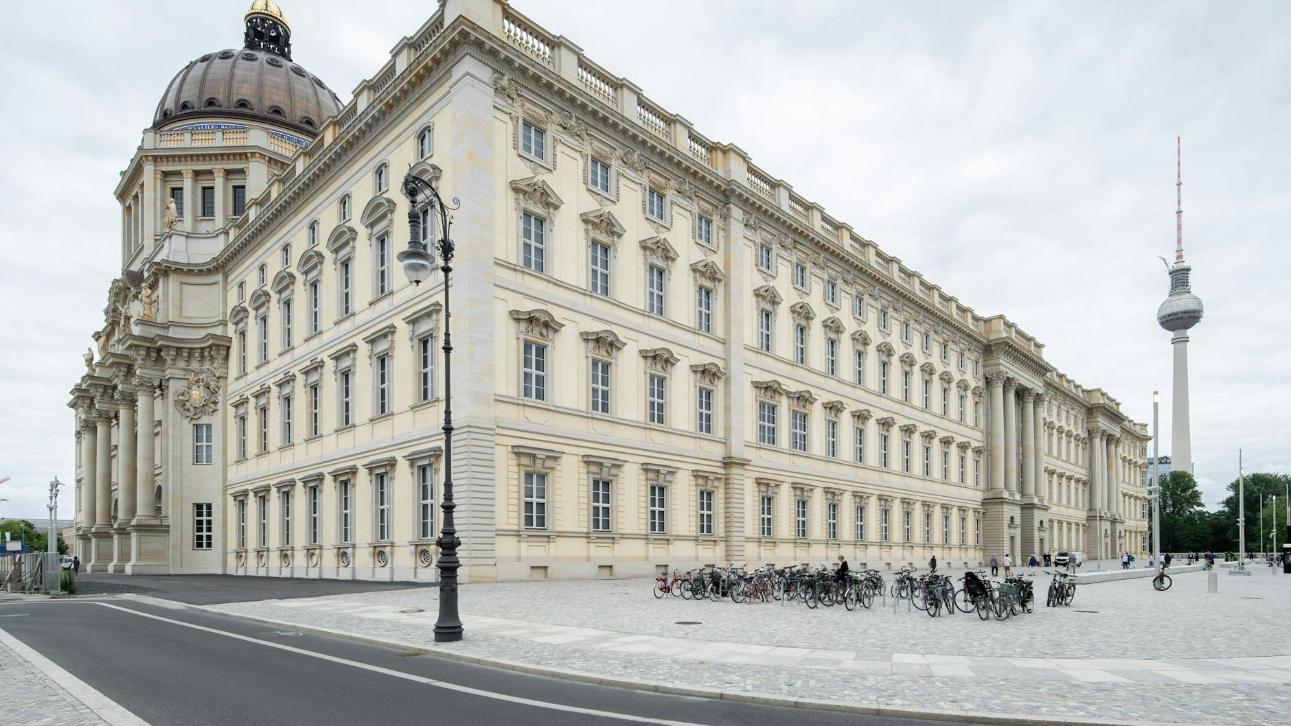 Das neue Berliner Schloss wird am Dienstag mit einer Feier um 14 Uhr eröffnet. Ab 16.30 Uhr sind die Ausstellungen zu sehen - nach vorheriger Anmeldung unter <a target="_blank" href="https://humboldtforum.org/besuch">humboldtforum.org/besuch</a>. <br>