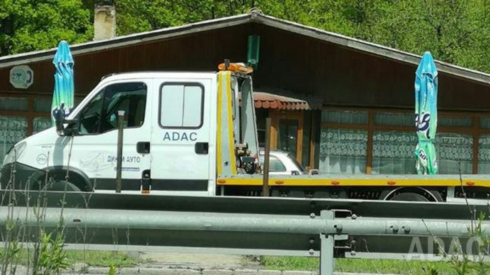 An einer Rastanlage wartet dieser Pannenhelfer auf sein nächstes Opfer. Auch er arbeitet nicht für den ADAC.