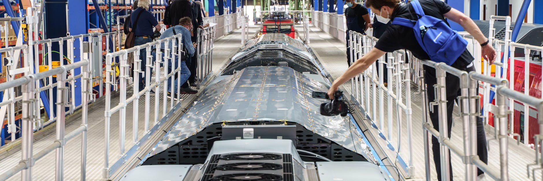 Öko-Zukunft von oben: Die Bahn probiert Züge aus, auf deren Dächern Brennstoffzellen aus Wasserstoff Strom für die Motoren produzieren. 