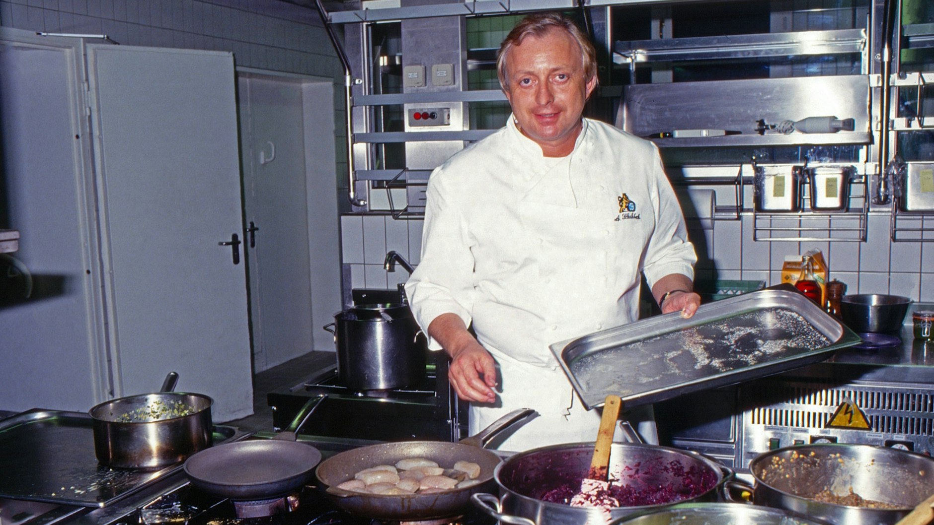 Alfons Schuhbeck kocht für den Besuch von Prinz Charles in Deutschland 2004.