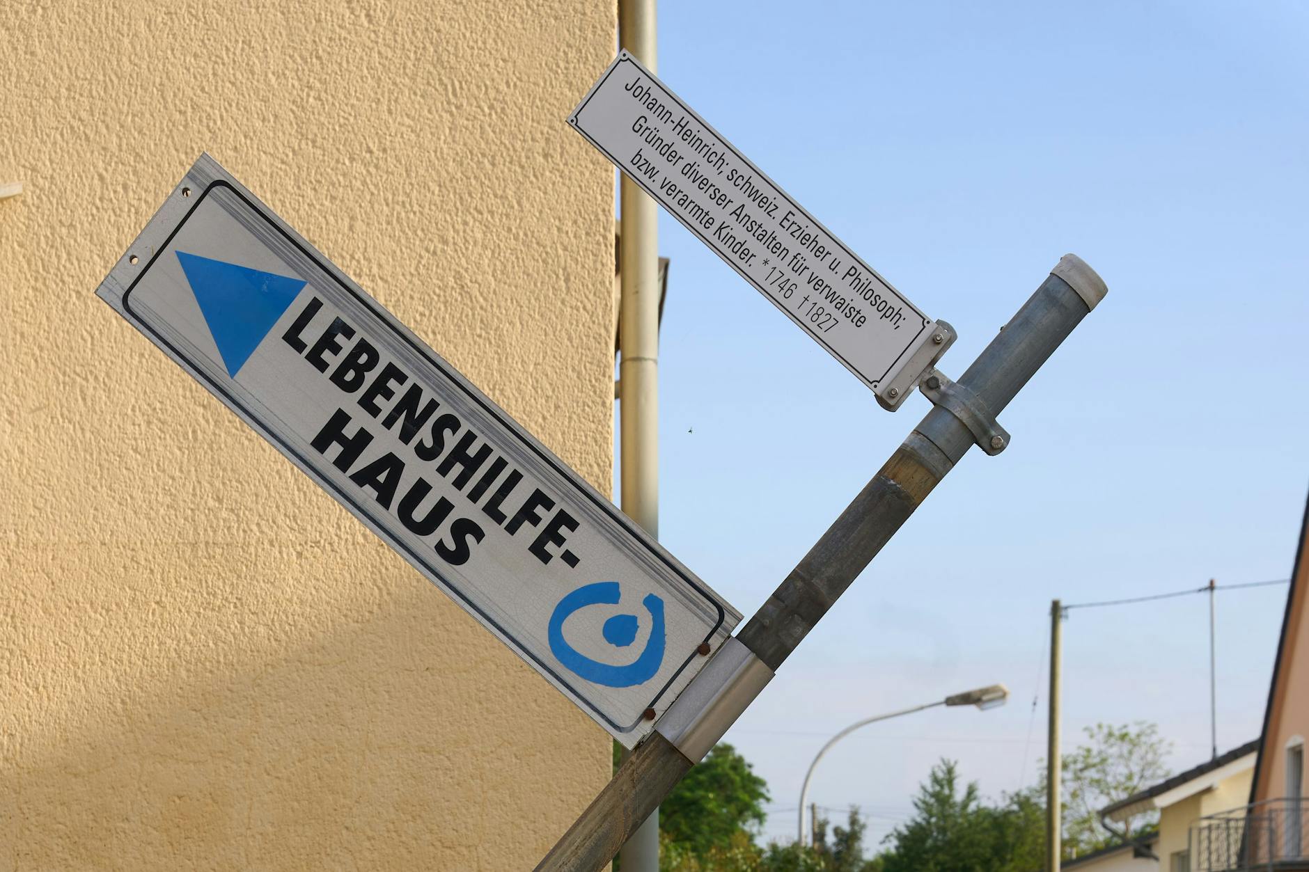 Ein geknickter Wegweiser des Lebenshilfe-Hauses in Sinzig. Zwölf Menschen kamen in der Behinderteneinrichtung durch das Hochwasser ums Leben.