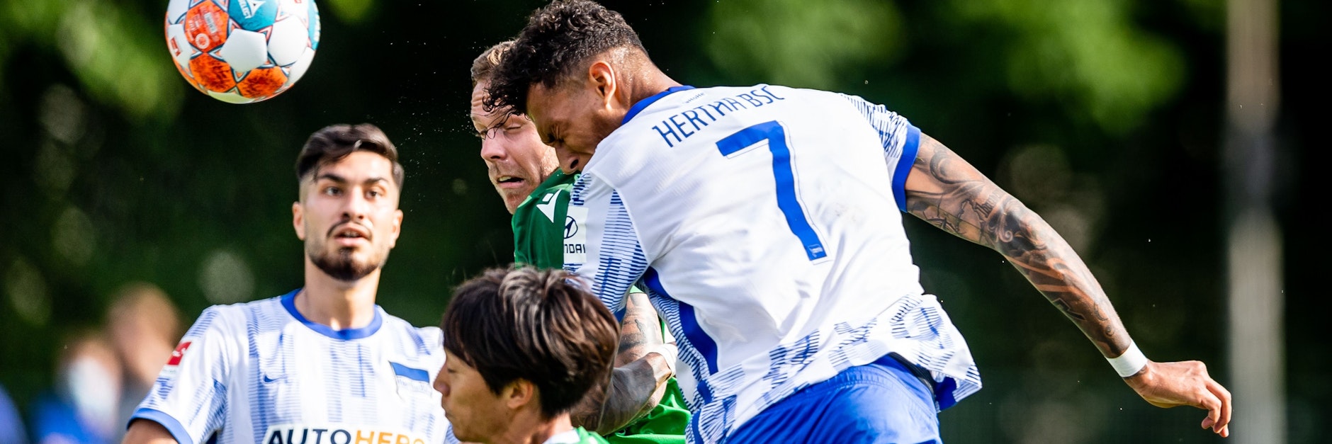 Davie Selke ist in Torlaune: Beim 4:4 gegen Zweitligist Hannover 96 trifft er auch per Kopf.