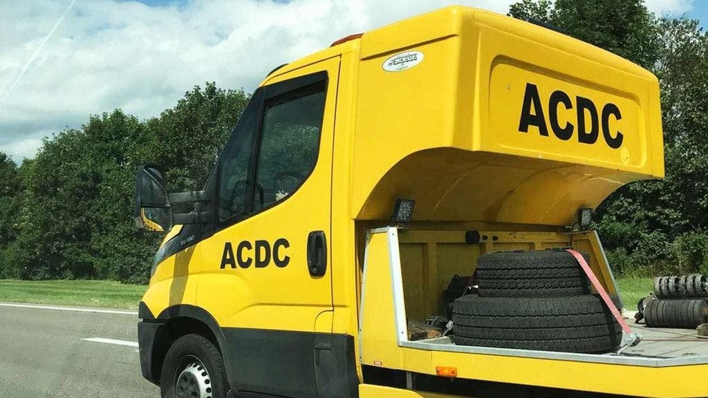 Betrüger mit Hang zu Rockmusik? Auf diesem Fahrzeug steht ACDC statt ADAC.