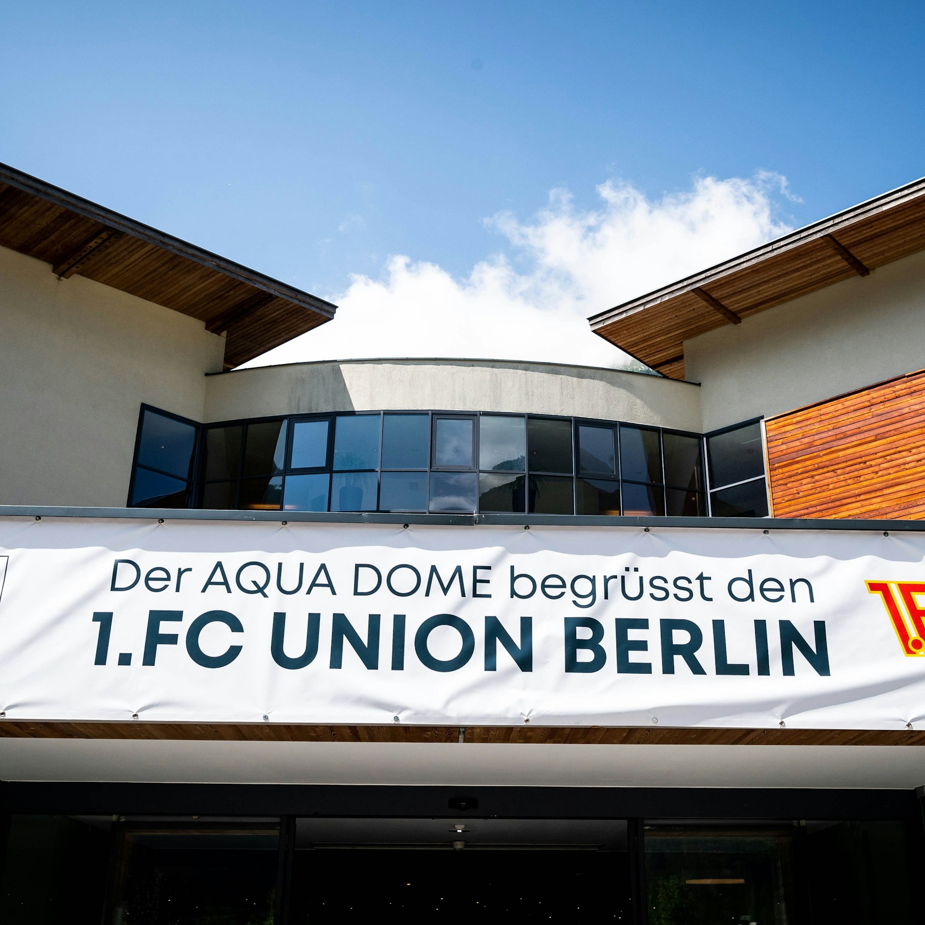 Willkommensbanner am Hotel