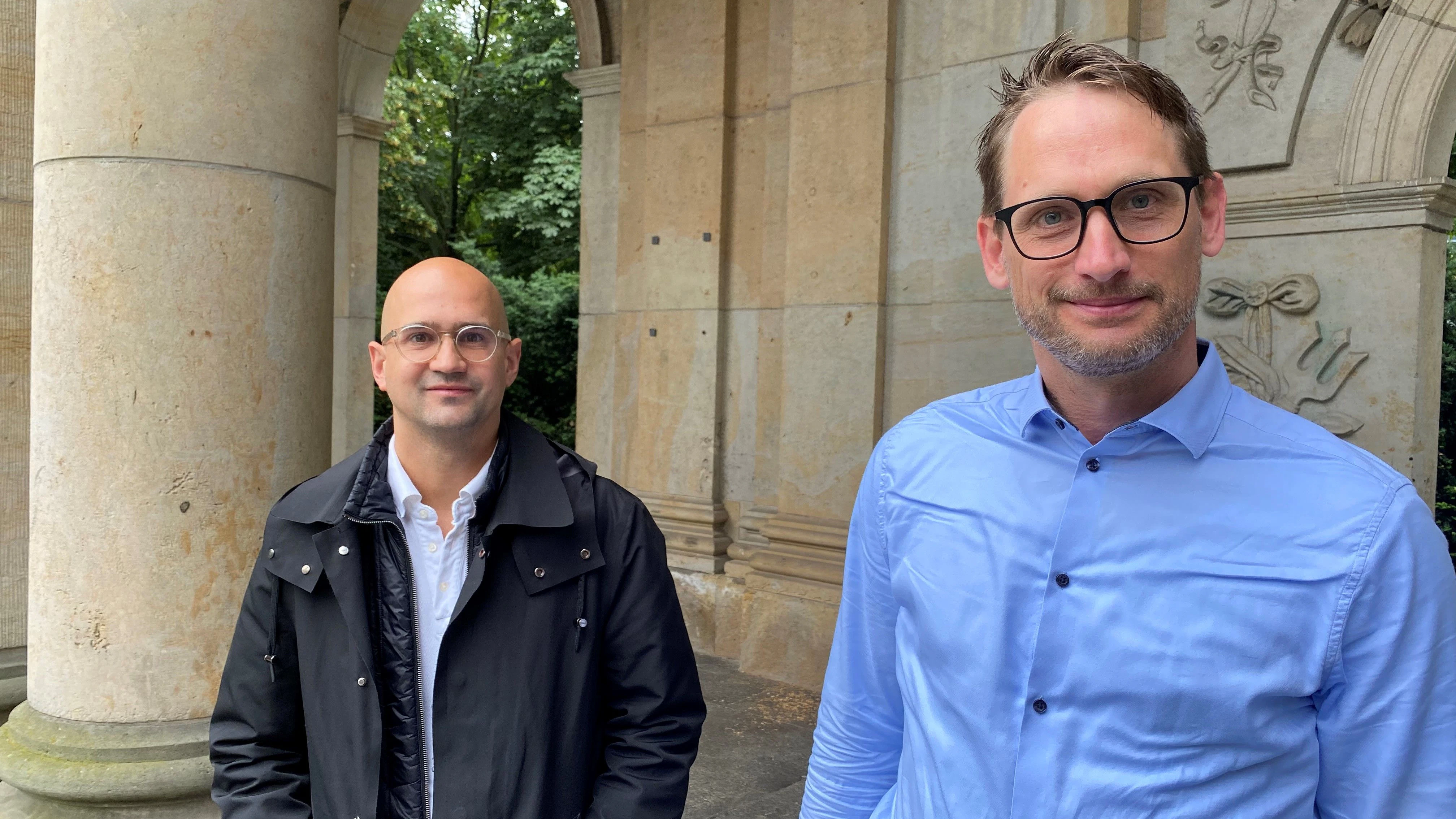 Sie fordern Bürgerbeteiligung – und zwar so früh wie möglich: Florian Geddert (l.) und Hendrik Blaukat von der IG Leipziger Straße an den Spittelkolonnaden.