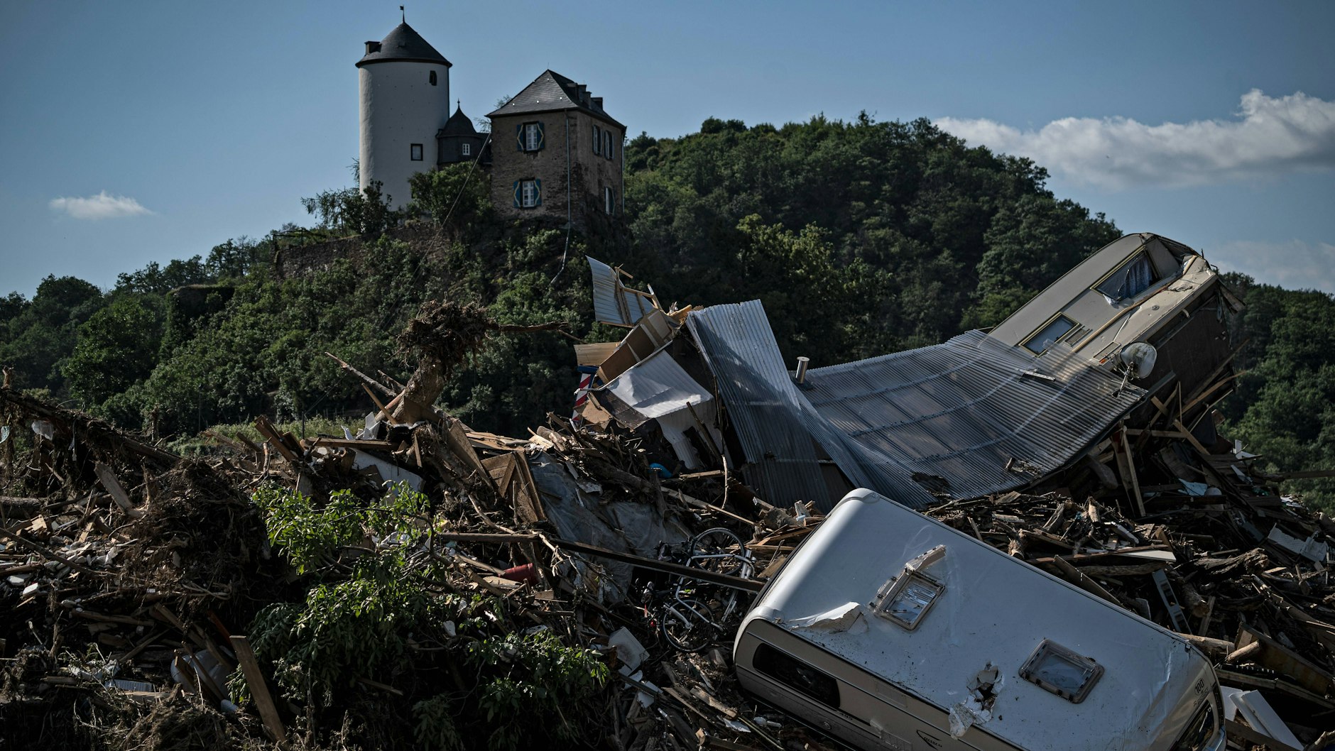 Es war einmal ein Idyll namens Deutschland: aufgestaute Wohnwagen an einer Brücke in Altenahr. Tage nach dem Hochwasser laufen die Aufräumarbeiten an.