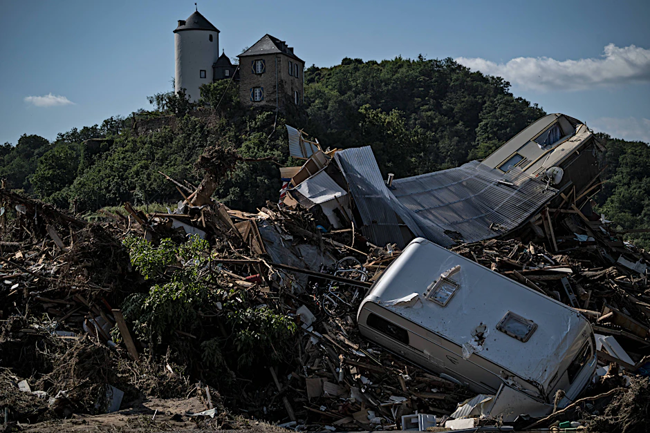 Es war einmal ein Idyll namens Deutschland: aufgestaute Wohnwagen an einer Brücke in Altenahr. Tage nach dem Hochwasser laufen die Aufräumarbeiten an.