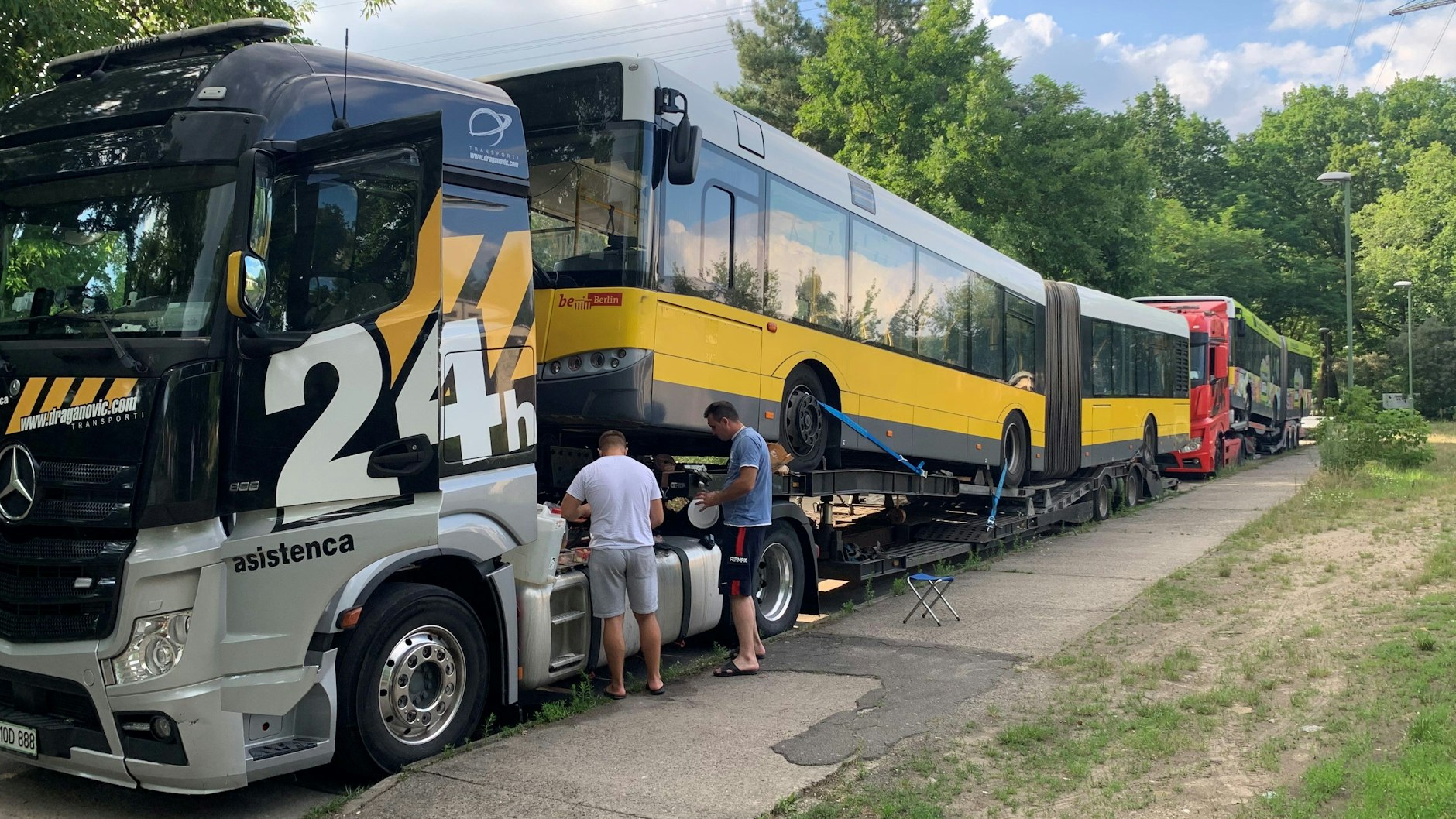 Stadtbild 2 LKW Fahrer machen Pause