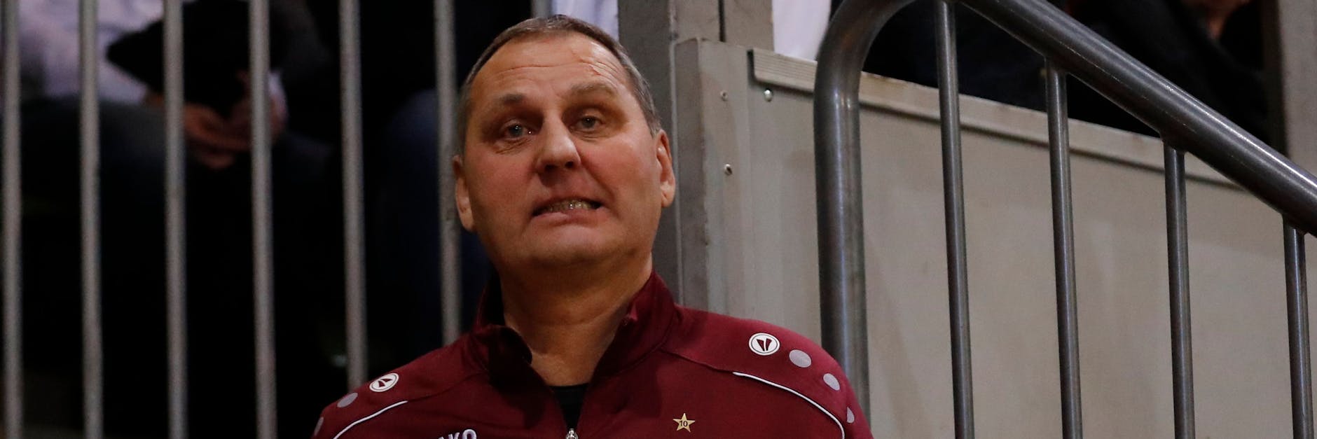 Klamotten mit dem alten BFC-Logo mit einem Stern, den eine 10 für die Meistertitel ziert, trägt er immer noch mit Stolz: Bodo Rudwaleit. 