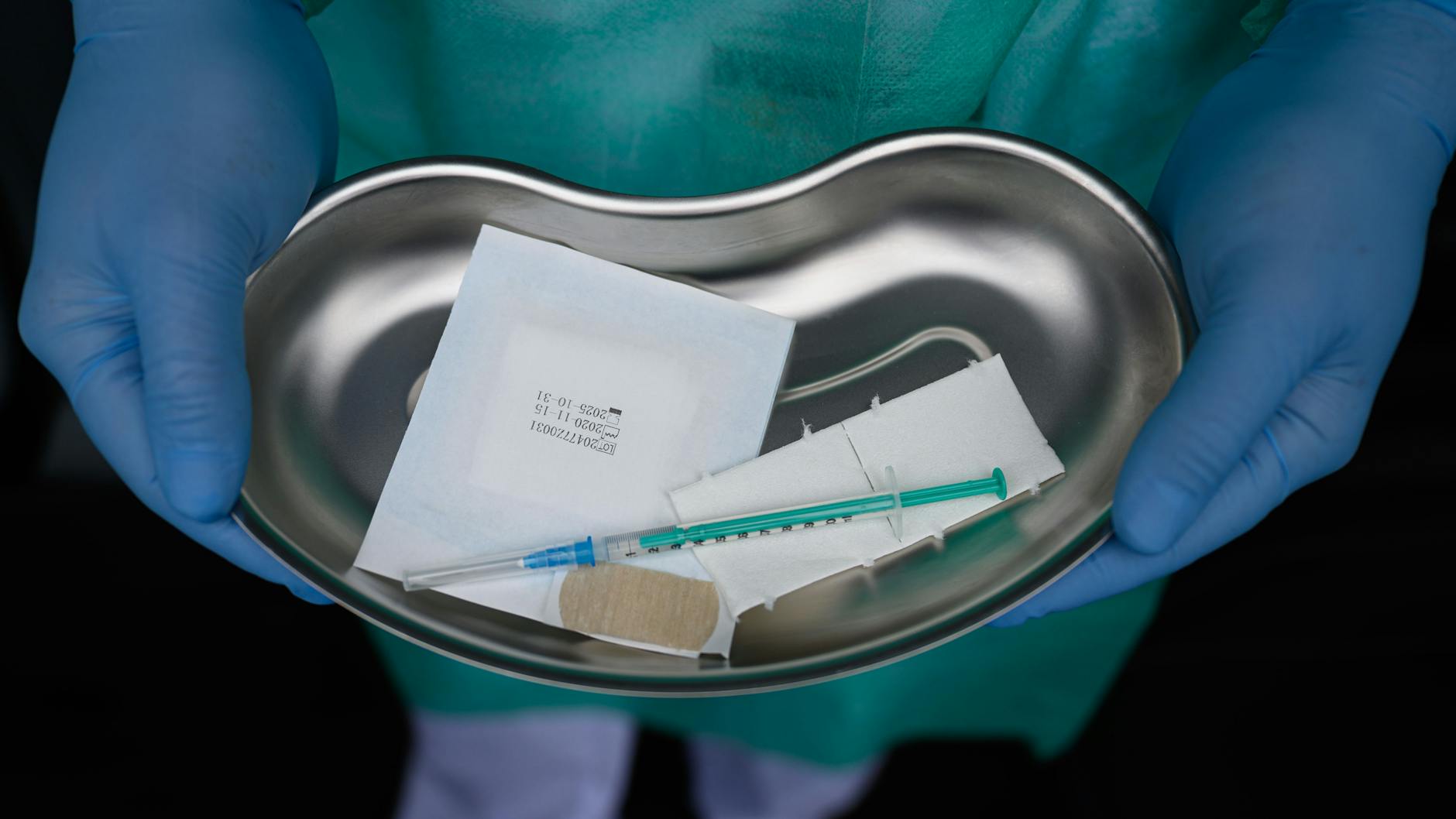 Die Verfügbarkeit an Impfstoffen wird die Nachfrage wohl schon bald deutlich übersteigen. 