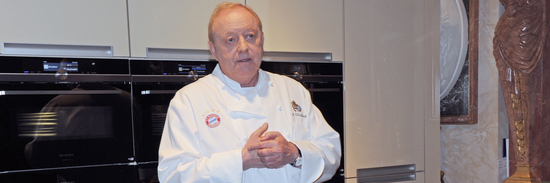 Sternekoch Alfons Schuhbeck in seiner Kochschule