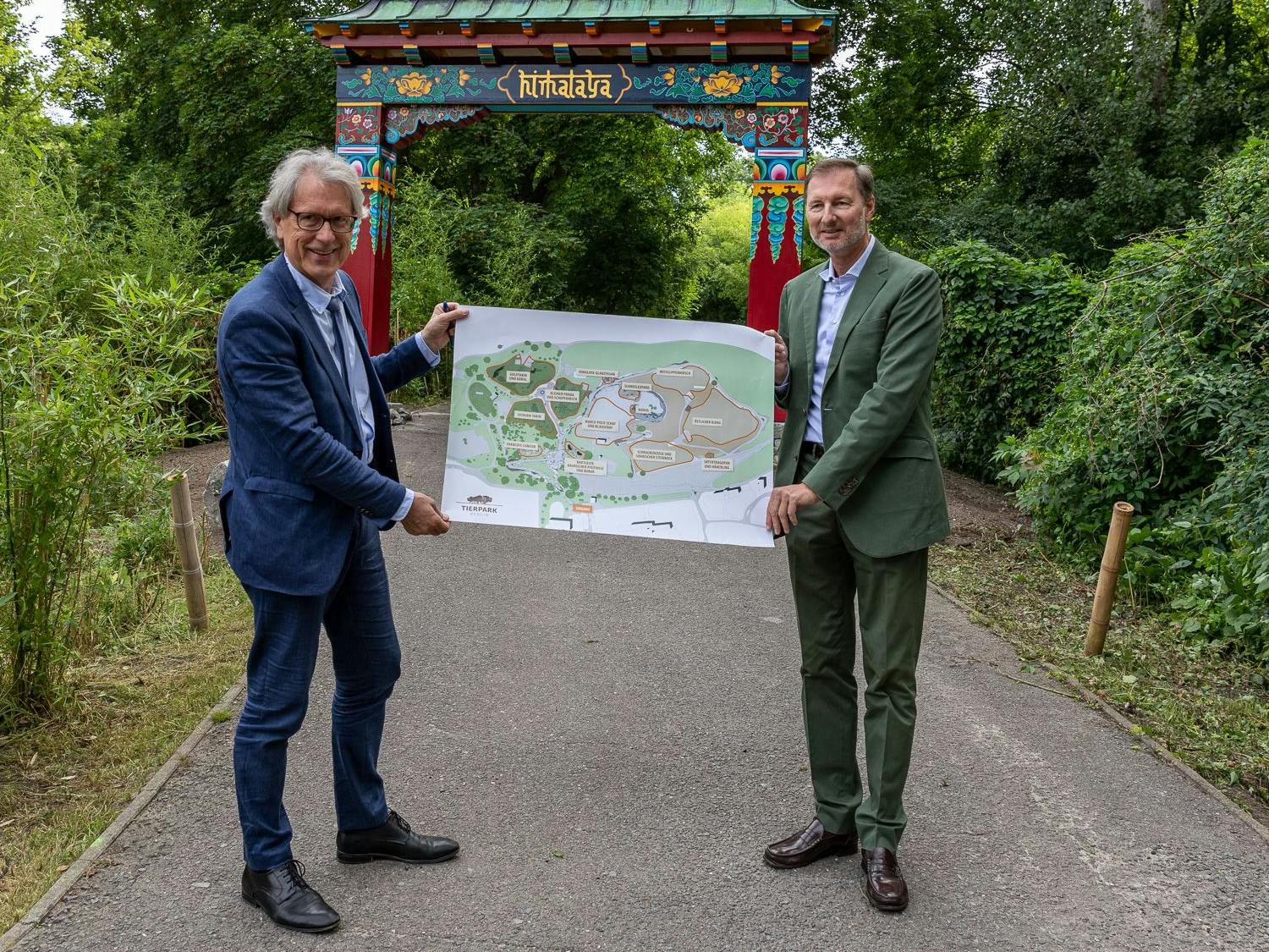 Finanzsenator Matthias Kollatz (l.) und Tierparkdirektor Andreas Knieriem bei der Einweihung des Tores am Montag im Berliner Tierpark.<br>