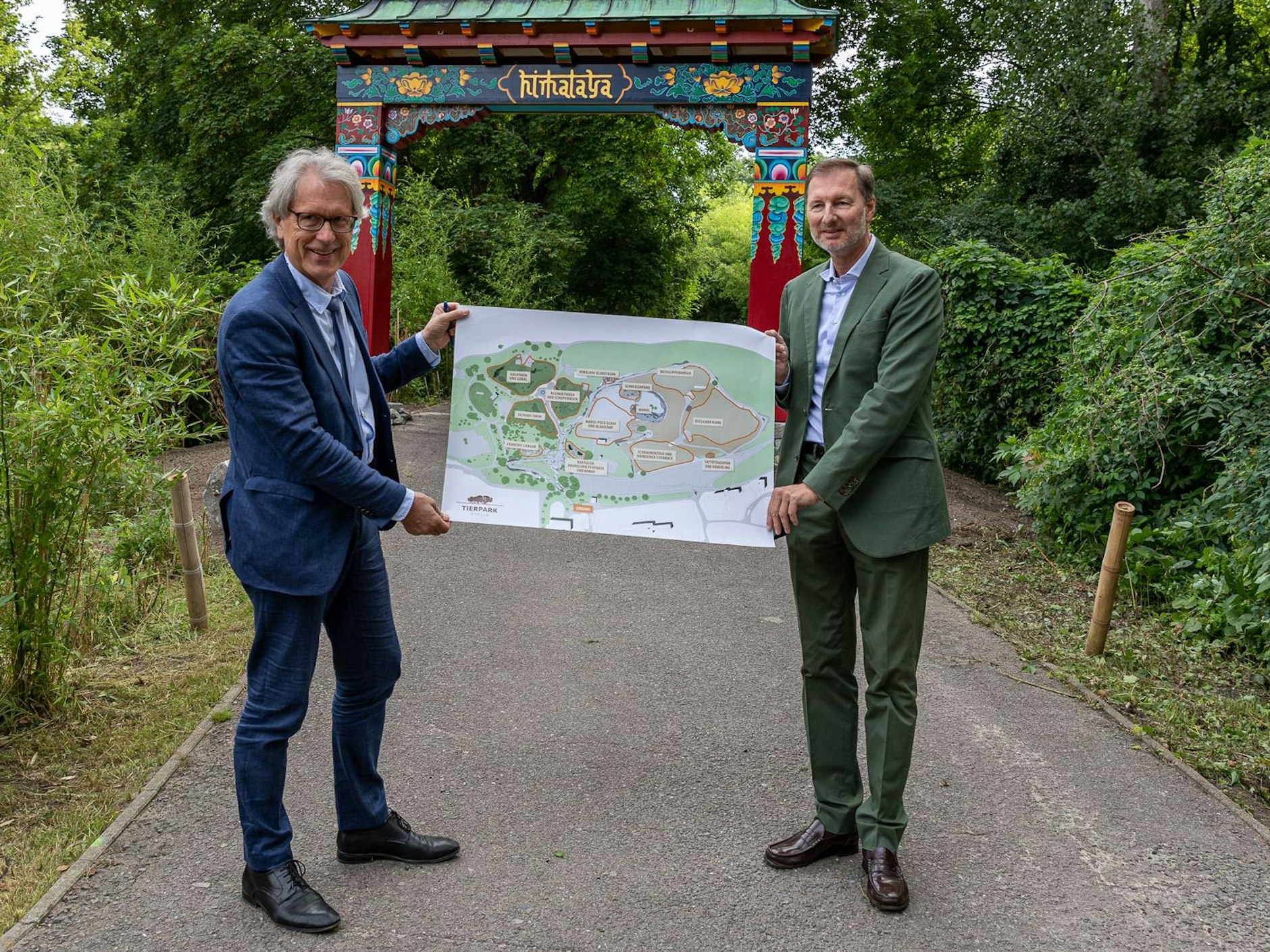 Finanzsenator Matthias Kollatz (l.) und Tierparkdirektor Andreas Knieriem bei der Einweihung des Tores am Montag im Berliner Tierpark.<br>
