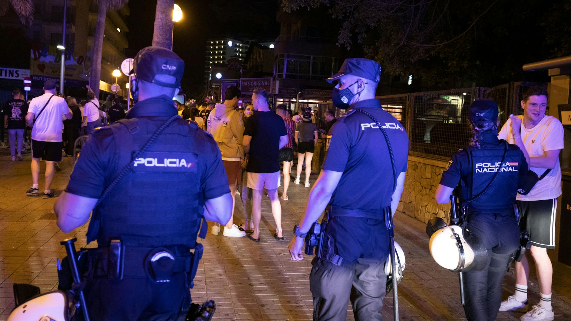 Palma: Die Polizei fordert Menschen, die am Strand von Arenal trinken, zum Gehen auf. 