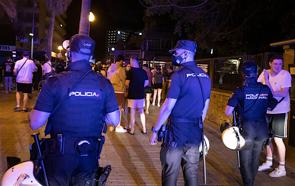 Palma: Die Polizei fordert Menschen, die am Strand von Arenal trinken, zum Gehen auf.&nbsp;