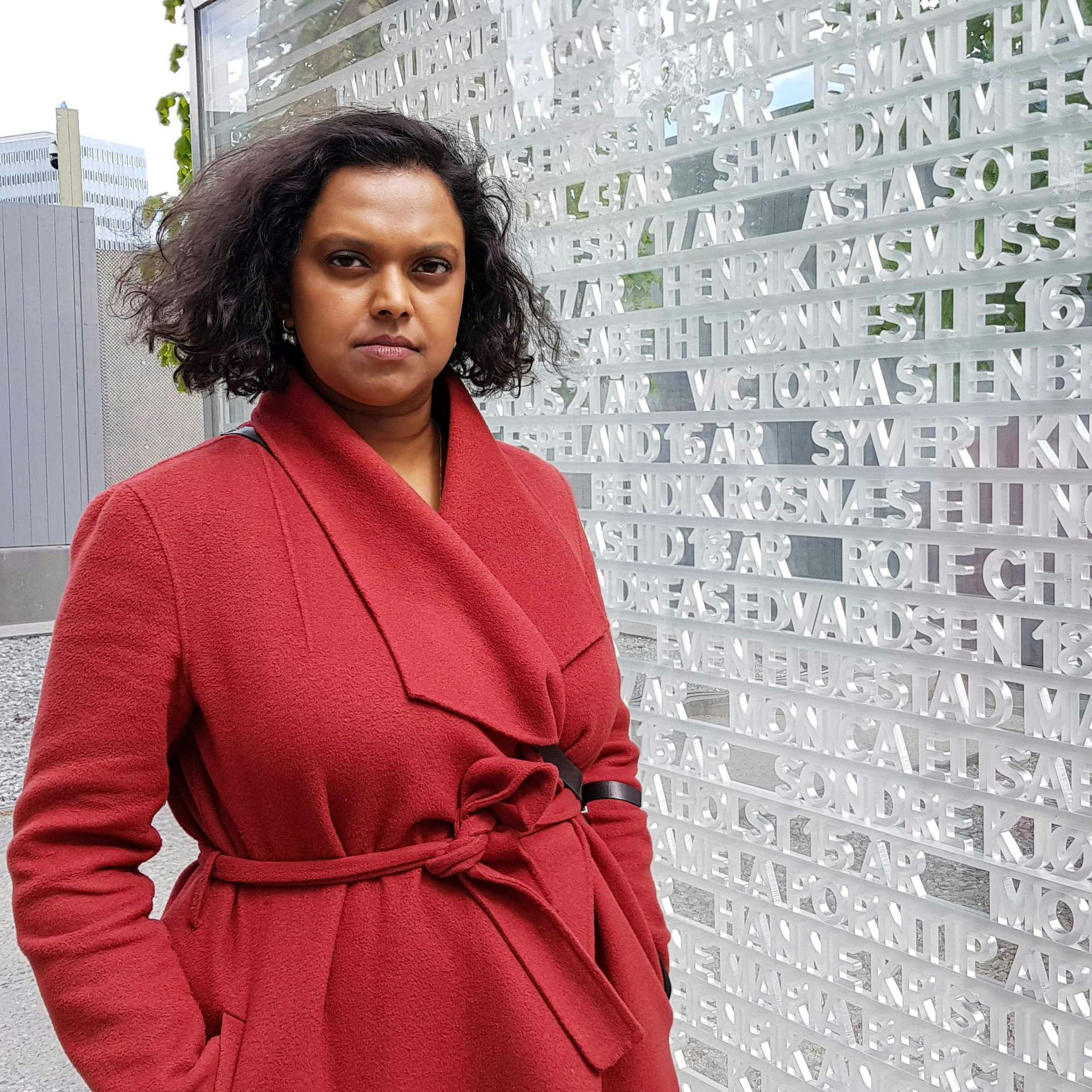 Kamzy Gunaratnam, stellvertretende Bürgermeisterin von Oslo, die den Anschlag auf Utøya überlebt hat, steht neben einem Denkmal im Regierungsviertel mit den Namen der 77 Todesopfer der beiden von dem norwegischen Terroristen Anders Behring Breivik verübten Anschläge. 