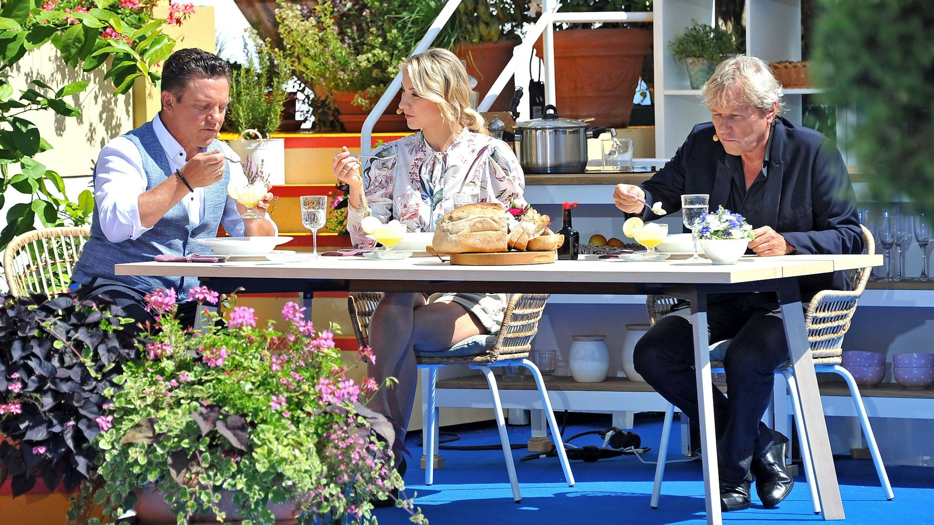 Stefan Mross, Sängerin Anna Carina Woitschack und Sänger Bernhard Brink bei der Show „Immer wieder Sonntags“.