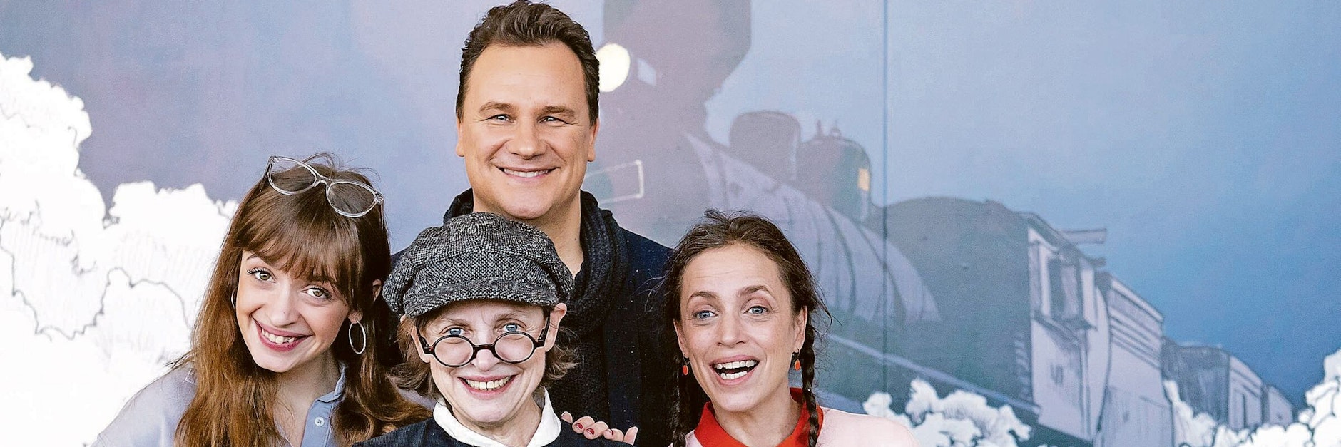 Nellie Thalbach (l–r), Katharina Thalbach und Anna Thalbach spielen in „Mord im Orientexpress“ mit, Guido Maria Kretschmer hat die Kostüme entworfen.