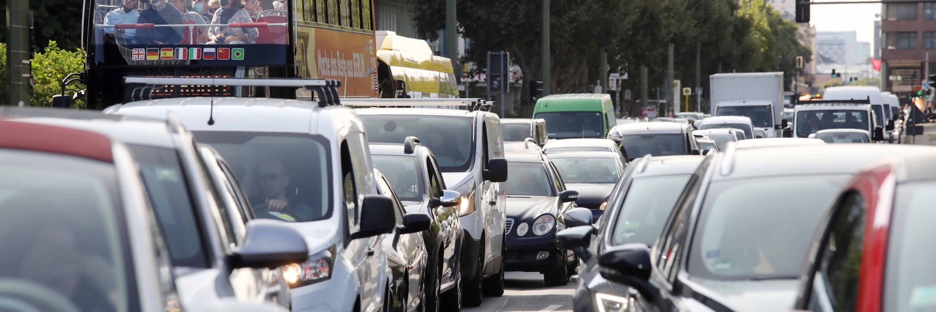 Die heutige Leipziger Straße entstand, als auch in der DDR eine autogerechte Stadt geplant wurde. Heute ist sie eine breite, laute Verkehrsschneise – immer voll.&nbsp;