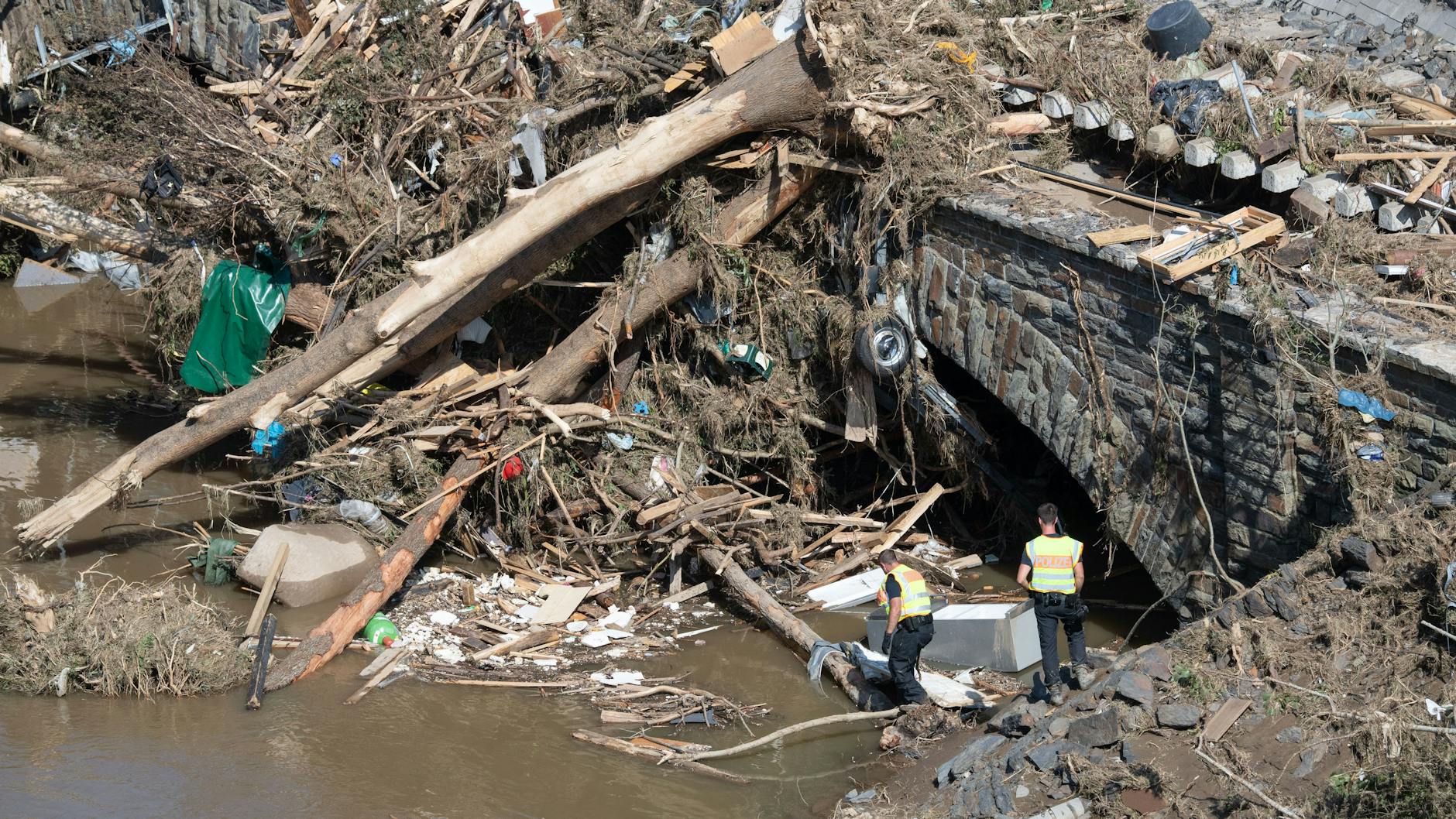 Altenahr, Rheinland-Pfalz: Polizisten suchen im Geröll an einer Ahrbrücke nach möglichen Opfern der Flutkatastrophe.