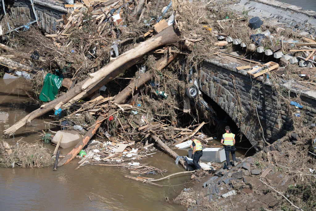 Lauterbach zieht Vergleich zwischen Hochwasser und Corona